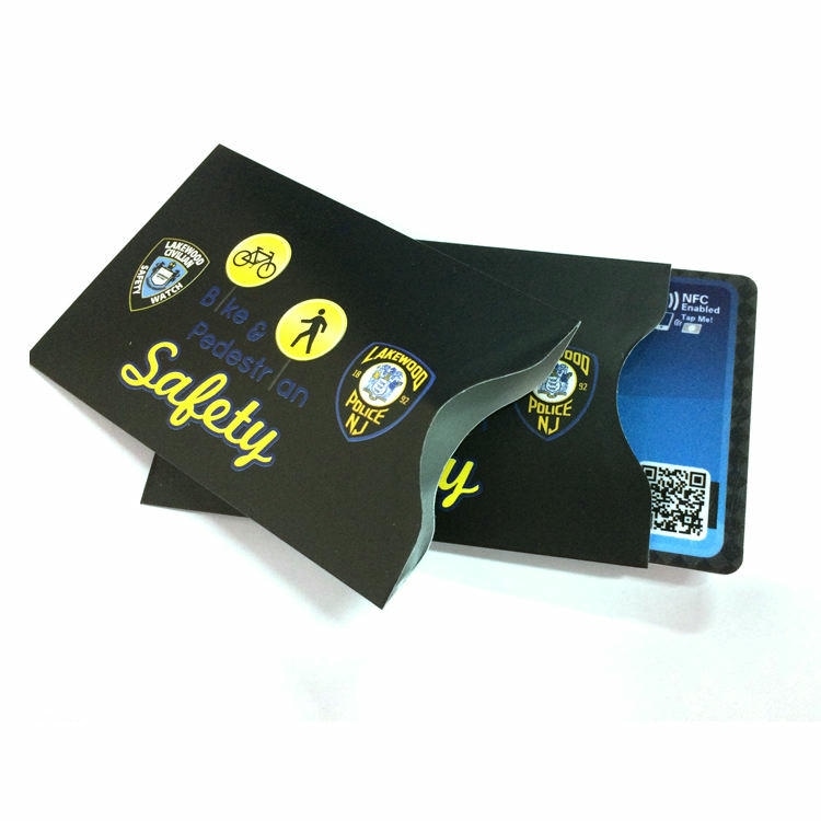 ภาพที่ 2: ภาพนี้แสดงซองพาสปอร์ตป้องกัน RFID พิมพ์สั่งทำสำหรับเดินทาง QR โดยเน้นการเชื่อมต่อแบบไร้สัมผัสหรือไร้สาย.
