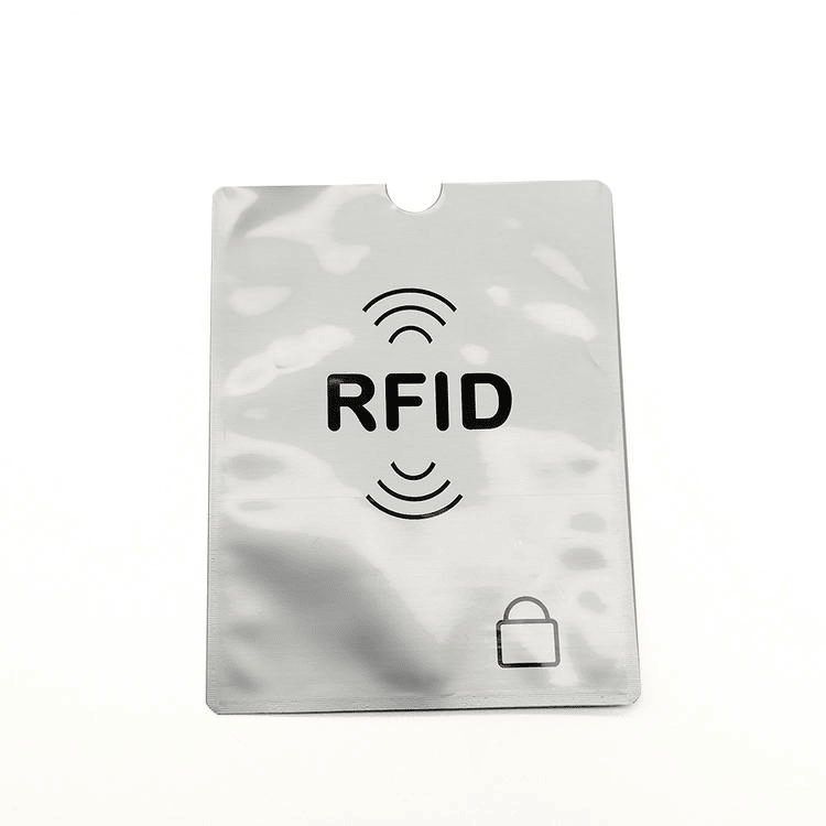 ภาพที่ 2: ภาพด้านหน้าของซองบัตรกัน RFID ชั้น PET และฟอยล์อะลูมิเนียม โดยเน้นสีเงิน รูปทรงบาง งานพิมพ์ที่ปรับแต่งได้ การเชื่อมต่อแบบไร้สัมผัสหรือไร้สาย และคุณสมบัติด้านความปลอดภัยและป้องกันการแกะย้าย.