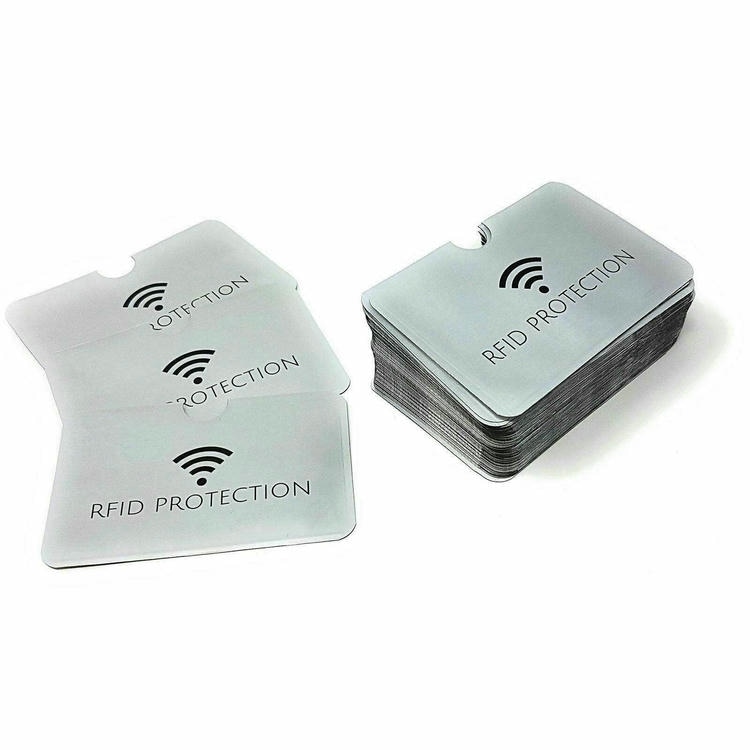 ภาพที่ 5: ภาพนี้แสดงซองป้องกัน RFID สั่งทำสำหรับบัตรเครดิตไร้สัมผัส โดยเน้นสีเงิน โดยจัดเรียงให้เห็นรายละเอียดชัดเจน.