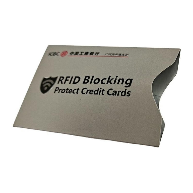ภาพที่ 2: ภาพระยะใกล้ของซองป้องกัน RFID แบบขายส่งสำหรับบัตรไร้สัมผัส โดยเน้นงานพิมพ์ที่ปรับแต่งได้.