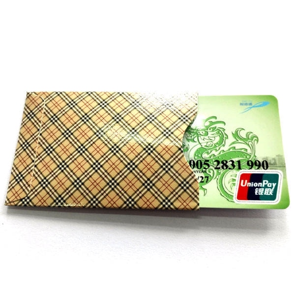 ภาพที่ 5: ภาพนี้แสดงซองบัตรเดบิต RFID ป้องกันการสแกนระหว่างพกพา โดยเน้นรูปทรง พื้นผิว และรายละเอียดผลิตภัณฑ์ตามภาพ.