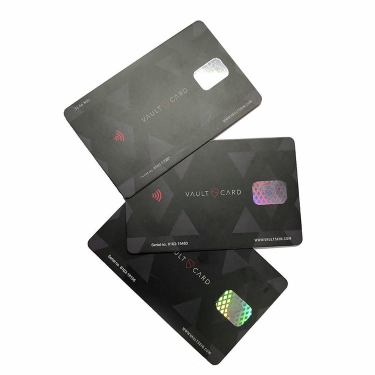 ภาพที่ 3: ภาพนี้แสดงการ์ดเครดิตบล็อก RFID สำหรับป้องกันกระเป๋าสตางค์ โดยเน้นรูปทรงบาง.
