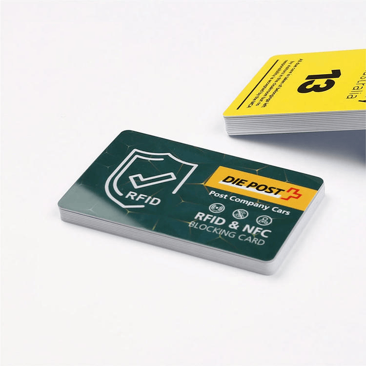ภาพที่ 4: ภาพนี้แสดงบัตร MIFARE RFID สำหรับเข้าออก โรงแรมและชำระเงิน โดยเน้นการเชื่อมต่อแบบไร้สัมผัสหรือไร้สาย ระหว่างการใช้งานจริง สำหรับงานค้าปลีกและจุดชำระเงิน การชำระเงินไร้เงินสดและโปรแกรมสมาชิก และการมีส่วนร่วมของลูกค้าและการจัดการชื่อเสียงธุรกิจ.