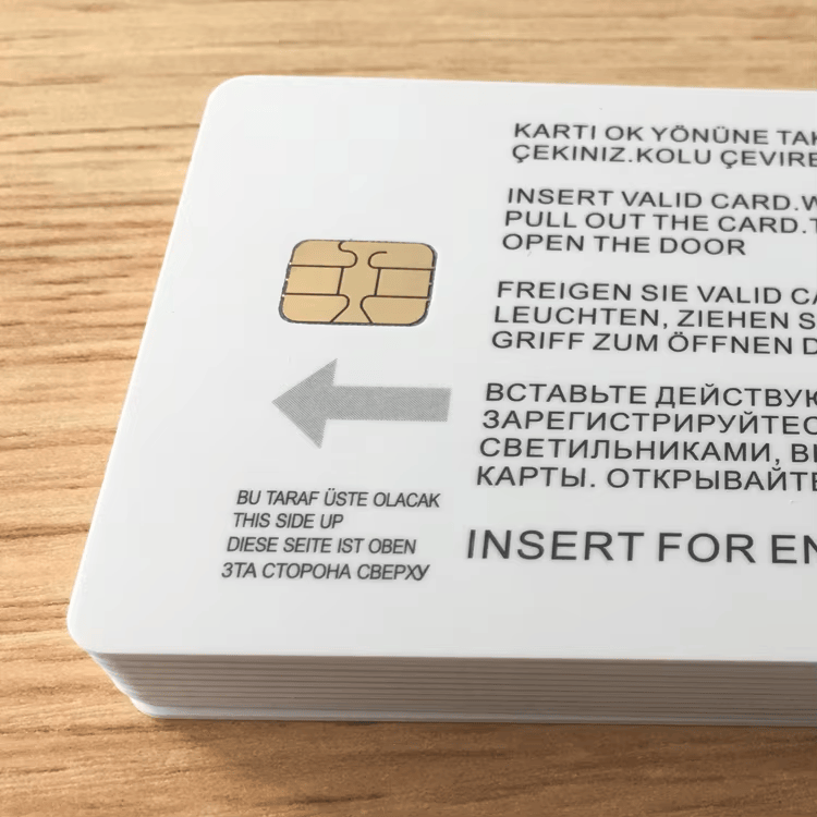 ภาพที่ 6: ภาพนี้แสดงบัตร IC แบบสัมผัส ISO 7816 พร้อมชิป CPU PVC โดยเน้นสีขาว วัสดุ PVC โครงสร้างเสาอากาศและชิปภายใน งานพิมพ์ที่ปรับแต่งได้ และคุณสมบัติด้านความปลอดภัยและป้องกันการแกะย้าย.
