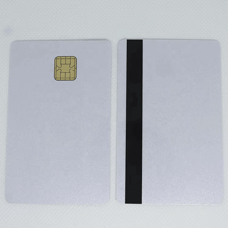 ภาพนี้เน้นมุมมองด้านหน้าของบัตร IC แบบสัมผัส J2A040 ตามมาตรฐาน ISO7816 สำหรับการใช้งานด้านบัตรชิปแบบสัมผัส.