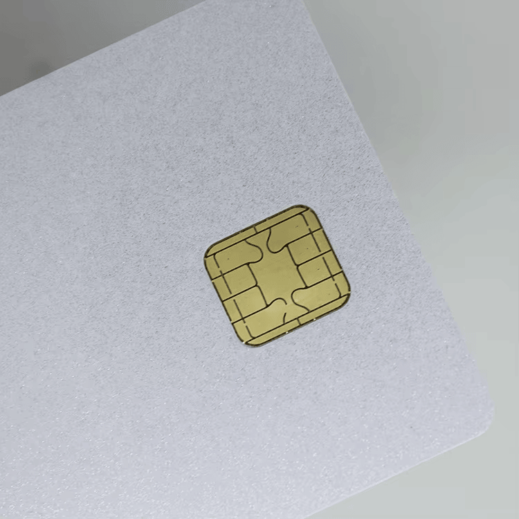 บัตร IC แบบสัมผัส J2A040 ตามมาตรฐาน ISO7816 แสดงมุมมองด้านข้างสำหรับผู้ซื้อที่กำลังเปรียบเทียบโซลูชันบัตรชิปแบบสัมผัส.