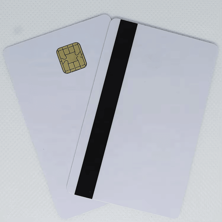 บัตรหน่วยความจำแบบสัมผัสระบบ ISO 7816 แสดงพื้นผิววัสดุอย่างชัดเจนสำหรับการใช้งานด้านบัตรชิปแบบสัมผัส.