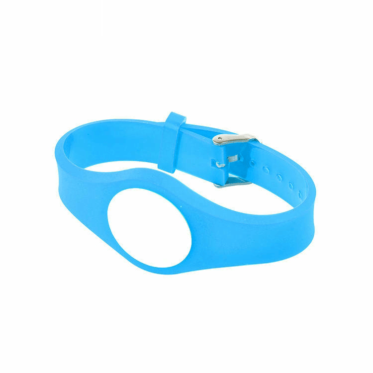 ภาพที่ 4: ภาพนี้แสดงสายรัดข้อมือ RFID PVC ขายส่งสำหรับอีเวนต์และสวนน้ำ PVCW02 โดยเน้นสีเขียว วัสดุ PVC โครงสร้างกันน้ำและฝุ่น ความยืดหยุ่น และความทนทานต่อรอยขีดข่วนและการใช้งานบ่อย.