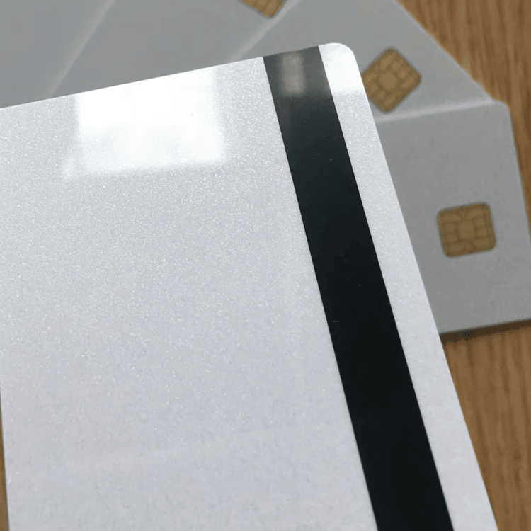 ภาพที่ 4: ภาพนี้แสดงบัตร IC แบบสัมผัส ISO 7816 พร้อมชิป CPU PVC โดยเน้นวัสดุ PVC โครงสร้างแข็งแรงทนทาน และการจัดวางหลายตำแหน่ง โดยจัดเรียงให้เห็นรายละเอียดชัดเจน สำหรับงานอุตสาหกรรมและสายการผลิต.