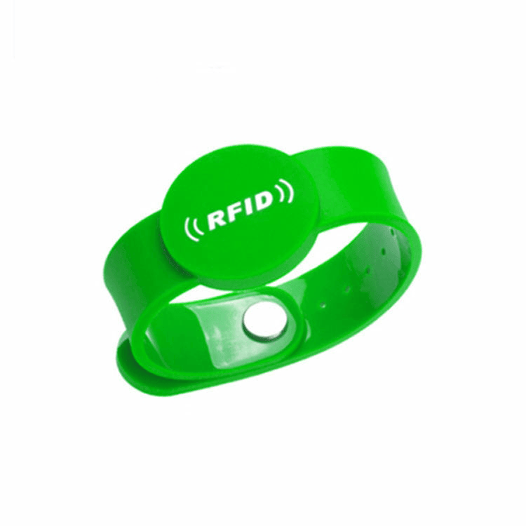ภาพที่ 1: ภาพนี้แสดงสายรัดข้อมือ PVC RFID กันน้ำสำหรับสวนสนุกและรีสอร์ต PVCW04 โดยเน้นวัสดุ PVC โครงสร้างแข็งแรงทนทาน คุณสมบัติด้านความปลอดภัยและป้องกันการแกะย้าย และการจัดวางหลายตำแหน่ง สำหรับการควบคุมการเข้าออก และงานโรงแรม รีสอร์ต และบริการผู้เข้าพัก.