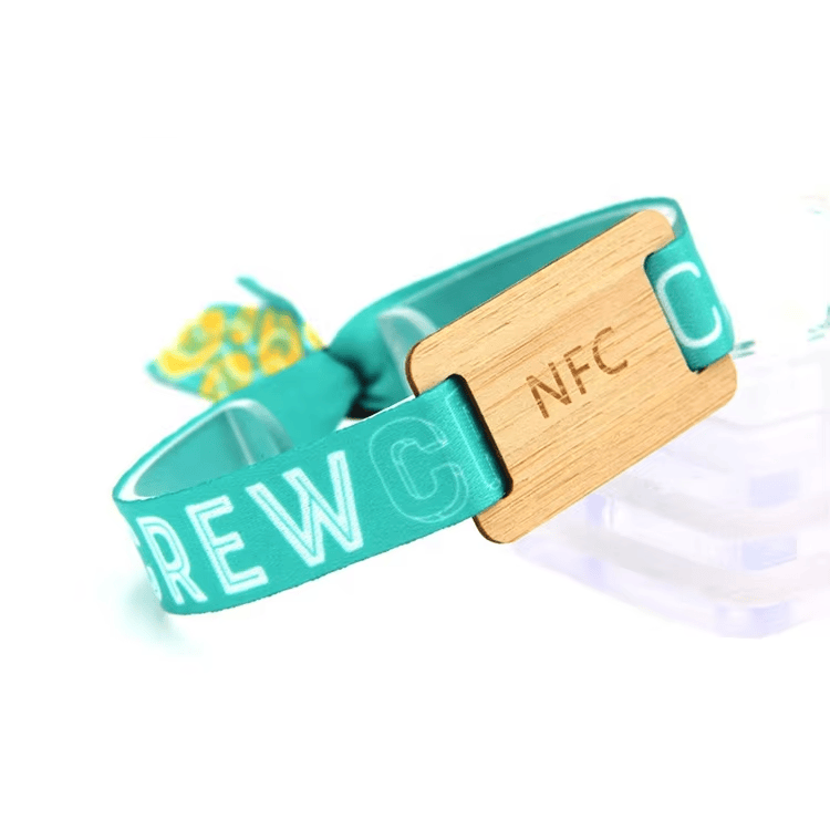 ภาพที่ 6: แท็ก RFID แบบผ้าทอหลายชิ้นมีความทนทานและสัมผัสนุ่ม สวมใส่สบายตลอดเทศกาลดนตรีหลายวัน.
