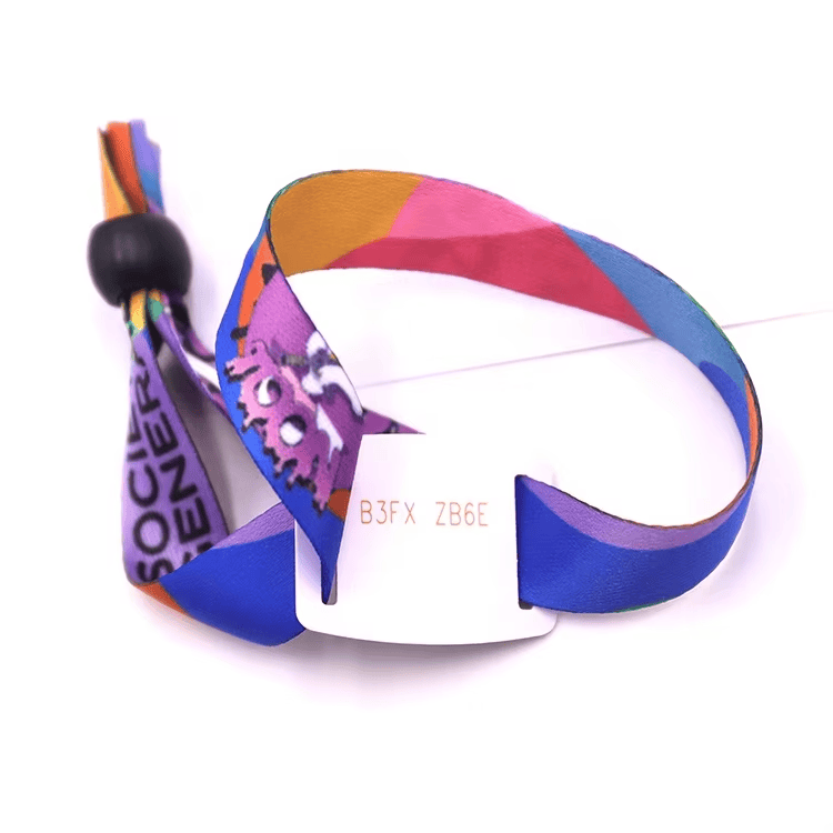 ภาพที่ 3: สายรัด RFID แบบผ้าสามเส้นพร้อมตัวล็อกพลาสติกแบบเลื่อนหลายแบบ ใช้กลไกล็อกทางเดียวที่ปลอดภัยสำหรับผู้เข้าร่วมงาน.