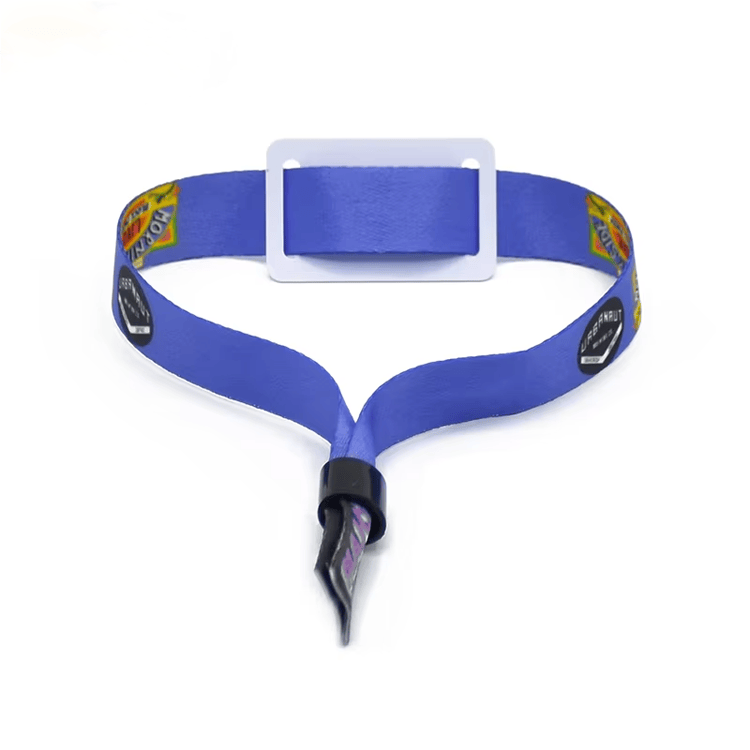 ภาพที่ 4: ภาพระยะใกล้ของสายรัดข้อมือผ้า RFID สำหรับกิจกรรมหลายวัน NFC PVC โดยเน้นวัสดุ PVC สิ่งทอ รูปทรงบาง กลไกปรับขนาดและล็อกอย่างมั่นคง การออกแบบให้ใช้งานสบาย และการเชื่อมต่อแบบไร้สัมผัสหรือไร้สาย.