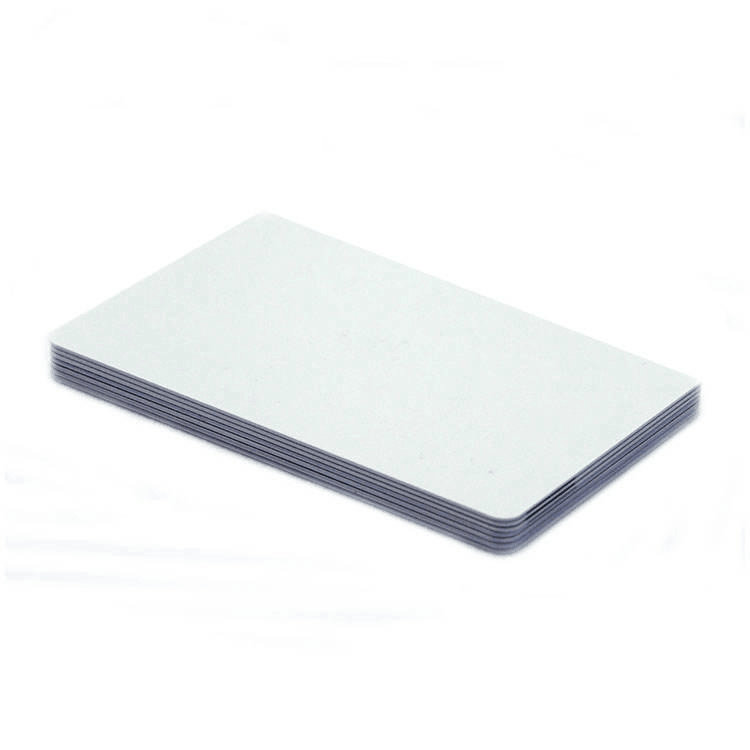 ภาพที่ 6: ภาพนี้แสดงบัตร RFID เปลี่ยน UID ได้พร้อมพิมพ์ข้อมูลระบุตัวตน โดยเน้นพื้นผิวสำเร็จที่เรียบและทนทาน และพื้นที่สำหรับโลโก้และแบรนด์สั่งทำ.