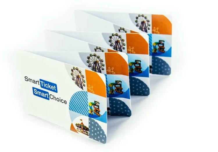 ตั๋วกระดาษ RFID แบบตั้งแสดงเรียงเป็นแถวเพื่อแสดงรูปแบบบัตรที่สม่ำเสมอและง่ายต่อการนำเสนอสำหรับการสแกนที่ประตู