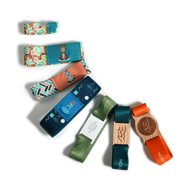 สายรัดข้อมือ RFID ยืดหยุ่นสำหรับเข้างานนิทรรศการแสดงการสแกนแบบไร้สัมผัสสำหรับผู้ซื้อที่กำลังเปรียบเทียบโซลูชันสายรัดข้อมือ RFID ยางยืด.