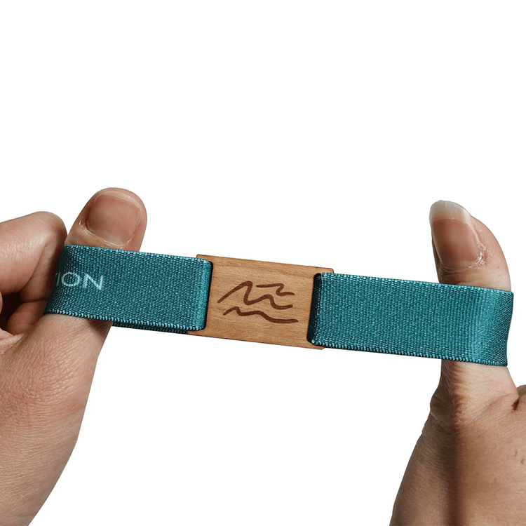 ภาพนี้แสดงให้เห็นสายรัดข้อมือ RFID แบบยืดหยุ่นสำหรับการเข้าถึงงานนิทรรศการ ในมุมมองการเช็คอินแขกสำหรับการใช้งานสายรัดข้อมือ RFID แบบยืดหยุ่น