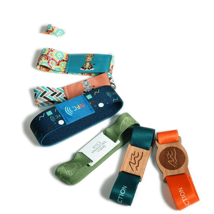 สายรัดข้อมือ RFID ยืดหยุ่นสำหรับเข้างานนิทรรศการ แสดงพร้อมสายรัดข้อมือกันน้ำสำหรับผู้ซื้อที่กำลังเปรียบเทียบโซลูชัน Elastic RFID Wristbands