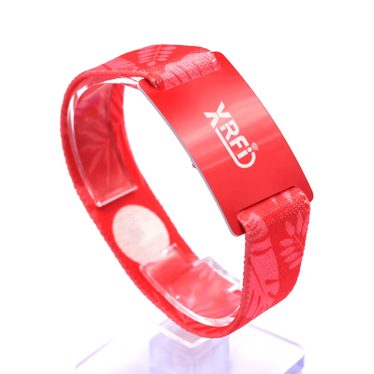 ภาพนี้เน้นการสแกนแบบไร้สัมผัสของสายรัดข้อมือ RFID ยืดหยุ่นสำหรับสมาชิกเข้าใช้สำหรับการใช้งานด้านสายรัดข้อมือ RFID ยางยืด.