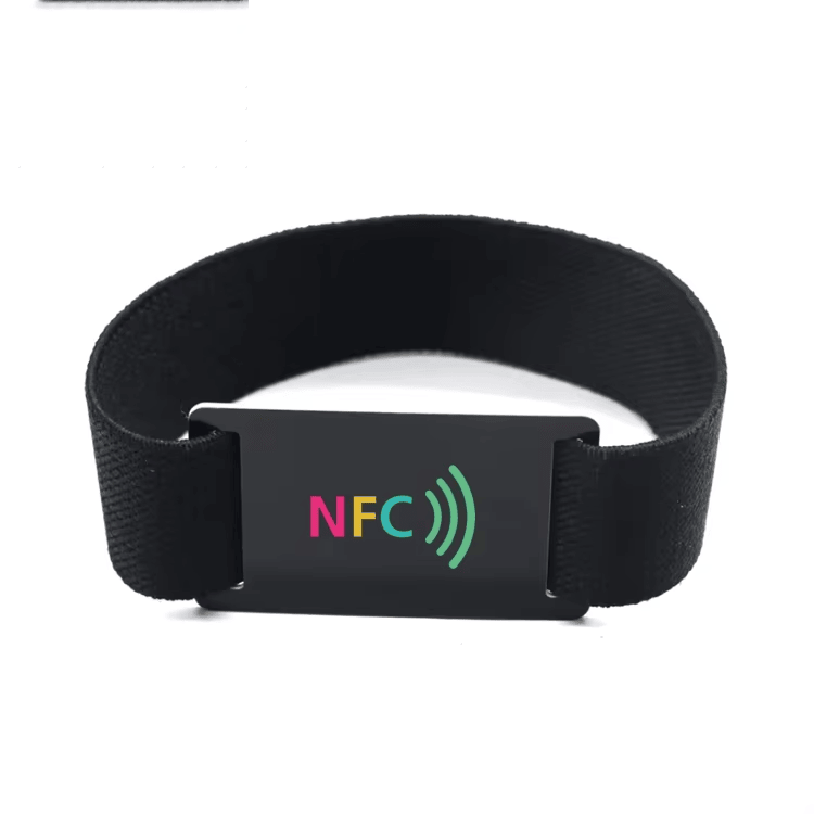 ภาพนี้เน้นการสวมใส่สบายของสายรัดข้อมือ RFID ยืดหยุ่นสำหรับจัดการรหัสพนักงานสำหรับการใช้งานด้านสายรัดข้อมือ RFID ยางยืด.