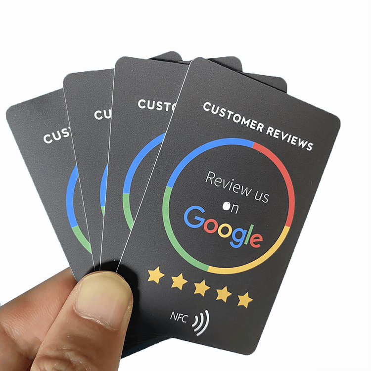 ภาพที่ 4: ภาพนี้แสดงการ์ด Google รีวิว แบบ NFC และ QR สำหรับธุรกิจ โดยเน้นโครงสร้างเสาอากาศและชิปภายใน และการรวบรวมคะแนนรีวิวและความคิดเห็น สำหรับการมีส่วนร่วมของลูกค้าและการจัดการชื่อเสียงธุรกิจ.