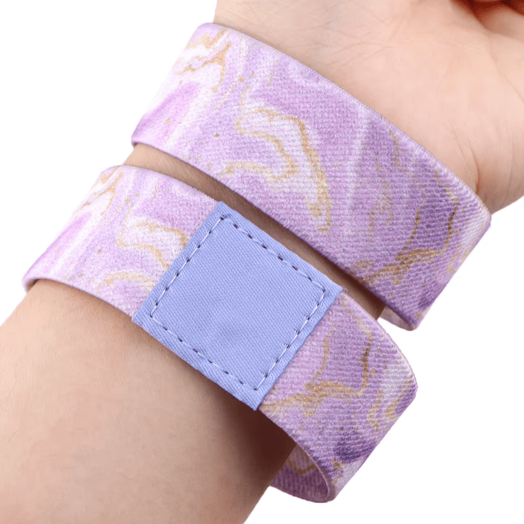 ภาพที่ 6: ภาพนี้แสดงสายรัดข้อมือ RFID ผ้ายืดสำหรับอีเวนต์ รีสอร์ต และยิม โดยเน้นสิ่งทอ การเชื่อมต่อแบบไร้สัมผัสหรือไร้สาย และคุณสมบัติด้านความปลอดภัยและป้องกันการแกะย้าย สำหรับการควบคุมการเข้าออก.