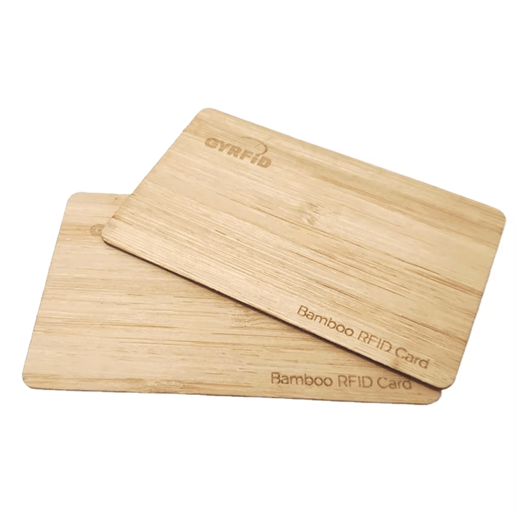 บัตรสะสมแต้มไม้แกะสลักพร้อมตัวเลือก RFID และ NFC แสดงการออกแบบขนาดพกในกระเป๋าสตางค์อย่างชัดเจนสำหรับการใช้งานด้านบัตรไม้.