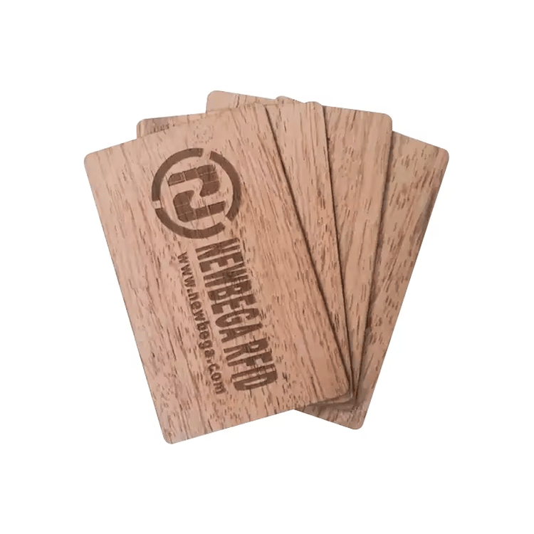 ภาพนี้เน้นการควบคุมการเข้าออกที่ปลอดภัยของบัตรของขวัญไม้เมเปิล RFID พร้อมภาพลักษณ์ B2B สำหรับการใช้งานด้านบัตรไม้.