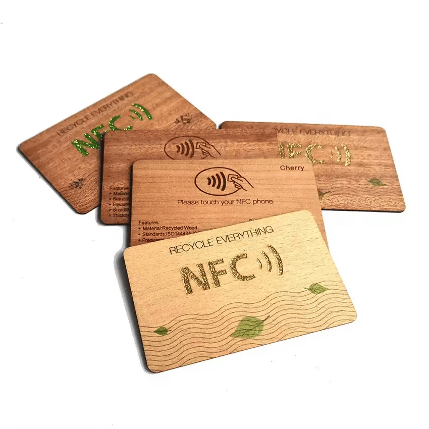 ภาพถ่ายผลิตภัณฑ์บัตร NFC ไม้สั่งทำสำหรับงานอีเวนต์องค์กรที่แสดงการควบคุมการเข้าถึงงานอีเวนต์ในหมวดหมู่บัตรไม้