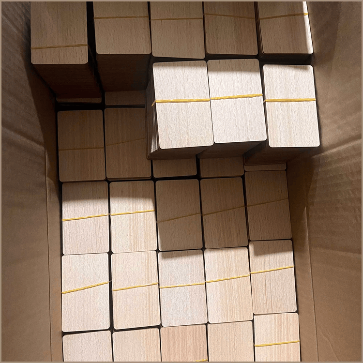 ภาพนี้เน้นการสแกนแบบไร้สัมผัสของบัตรสมาร์ตไม้โอ๊กพร้อมตัวเลือก RFID และ NFC สำหรับการใช้งานด้านบัตรไม้.