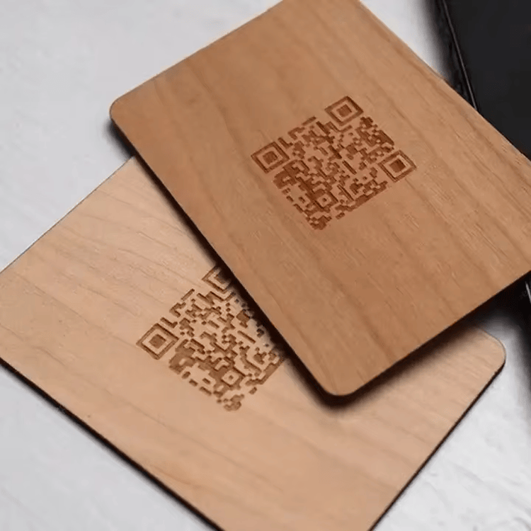 บัตรสะสมแต้มไม้ RFID เสริมภาพลักษณ์แบรนด์สมาชิกแสดงมุมมองด้านข้างสำหรับผู้ซื้อที่กำลังเปรียบเทียบโซลูชันบัตรไม้.