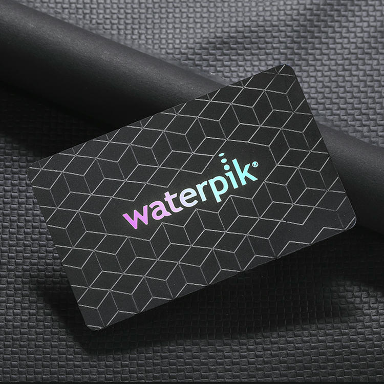 ภาพนี้เน้น Black Embossed PVC บัตร สำหรับ ระดับพรีเมียม การสร้างแบรนด์ ในฉากการใช้งานสำหรับการใช้งานบัตรพลาสติก