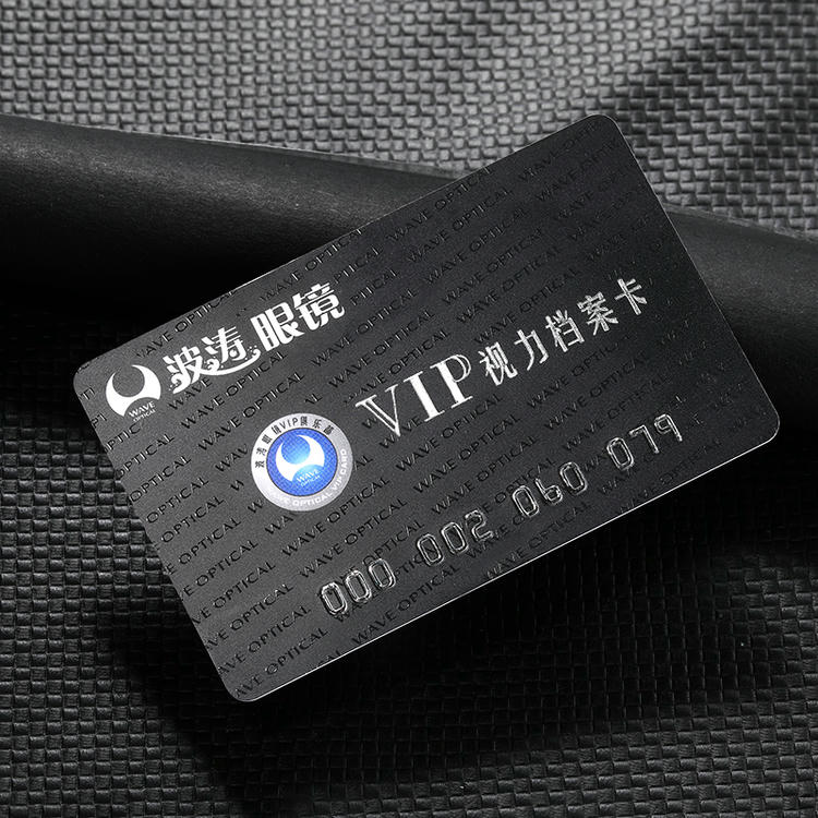 Black Embossed PVC บัตร สำหรับ ระดับพรีเมียม การสร้างแบรนด์ ที่แสดงจากมุมมองด้านหลังที่ชัดเจนสำหรับการใช้งานบัตรพลาสติก