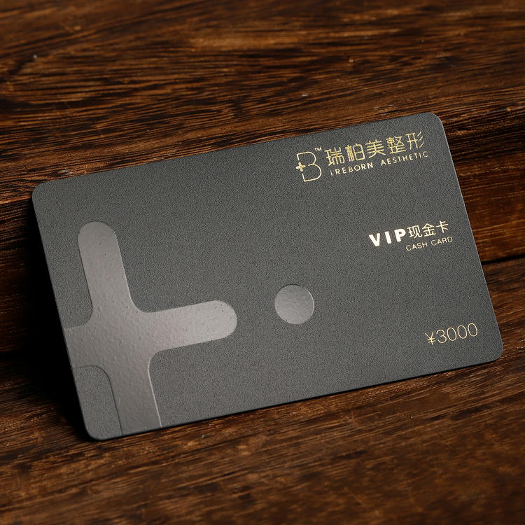 ภาพนี้เน้น Black Embossed PVC บัตร สำหรับ ระดับพรีเมียม การสร้างแบรนด์ ในมุมมองด้านหน้าสำหรับการใช้งานบัตรพลาสติก
