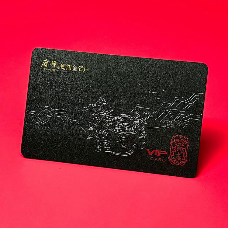การ์ด สั่งทำ Black Brushed และ Raised Embossed ที่จัดแสดงโดยเน้นการพิมพ์การ์ดแบบกำหนดเองสำหรับโครงการการ์ดพลาสติก