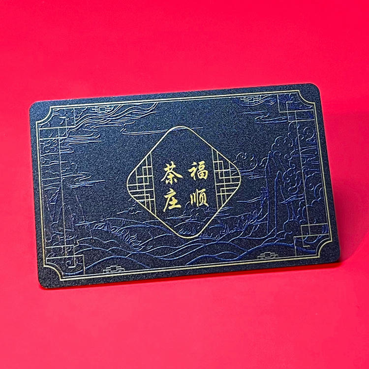บัตรสีดำขัดลายและปั๊มนูนแบบสั่งทำสำหรับแบรนด์จัดแสดงโดยเน้นรายละเอียดชิปสำหรับโครงการบัตรพลาสติก.