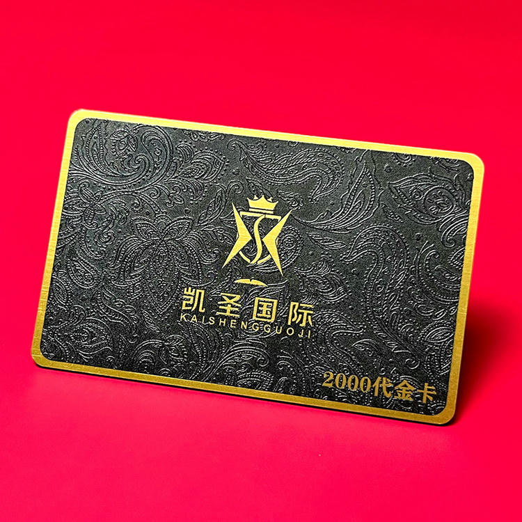 บัตรสีดำขัดลายและปั๊มนูนแบบสั่งทำสำหรับแบรนด์ แสดงโลโก้ที่พิมพ์อย่างชัดเจนสำหรับการใช้งานด้านบัตรพลาสติก.