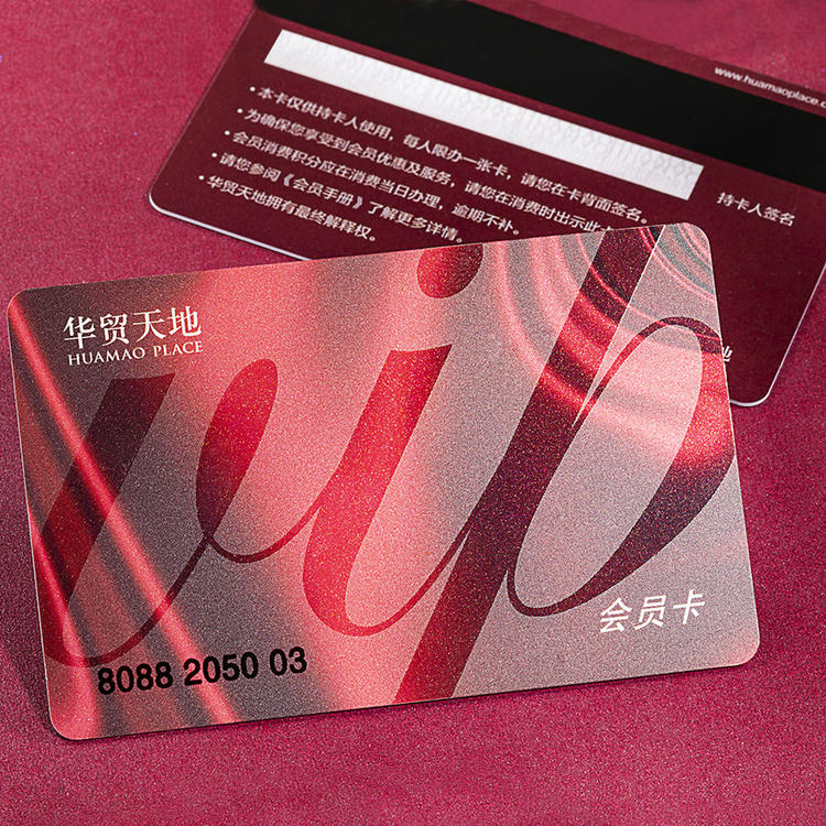 บัตรของขวัญระดับไฮเอนด์สำหรับแบรนด์พรีเมียมแสดงรายละเอียดชิปสำหรับผู้ซื้อที่กำลังเปรียบเทียบโซลูชันบัตรพลาสติก.