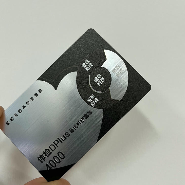 ภาพนี้เน้นรายละเอียดชิปของบัตรขัดลายปั๊มนูนเลเซอร์พร้อมพื้นผิวโลหะสำหรับการใช้งานด้านบัตรพลาสติก.