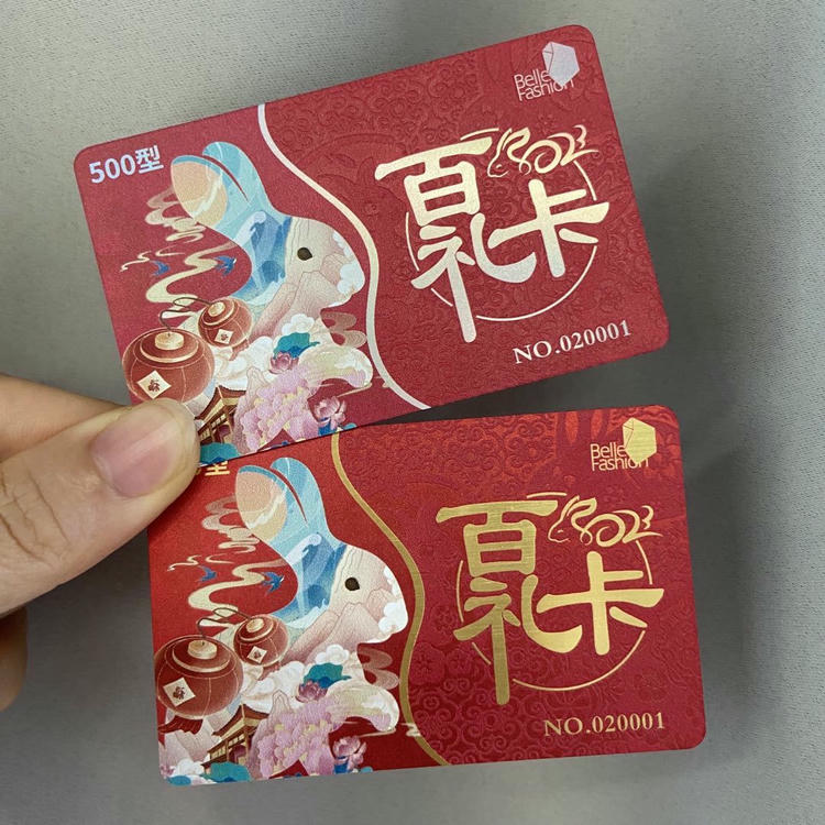 บัตรขัดลายปั๊มนูนเลเซอร์พร้อมพื้นผิวโลหะจัดแสดงโดยเน้นพื้นผิววัสดุสำหรับโครงการบัตรพลาสติก.