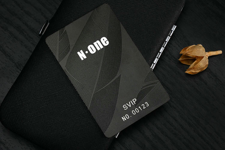 บัตรสะสมแต้มพลาสติกสั่งทำพิเศษสำหรับรางวัลลูกค้า แสดงโดยเน้นภาพการใช้งานจริงสำหรับงานโครงการบัตรพลาสติก