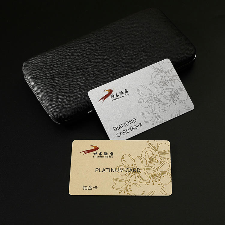 บัตรสะสมแต้มพลาสติกสั่งทำพิเศษสำหรับรางวัลลูกค้า แสดงโดยเน้นมุมมองด้านหลังสำหรับงานโครงการบัตรพลาสติก