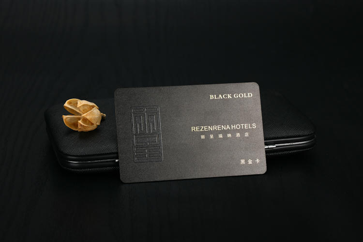 บัตรสะสมแต้มพลาสติกสั่งทำพิเศษสำหรับรางวัลลูกค้า แสดงจากมุมมองการออกแบบสั่งทำที่ชัดเจนสำหรับงานบัตรพลาสติก