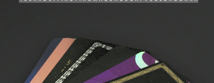 การ์ดดำปั๊มนูนขึ้นรูปสั่งทำสำหรับการสร้างแบรนด์ระดับพรีเมียม แสดงดีไซน์ขนาดเท่ากระเป๋าสตางค์สำหรับผู้ซื้อที่เปรียบเทียบโซลูชันการ์ดพลาสติก