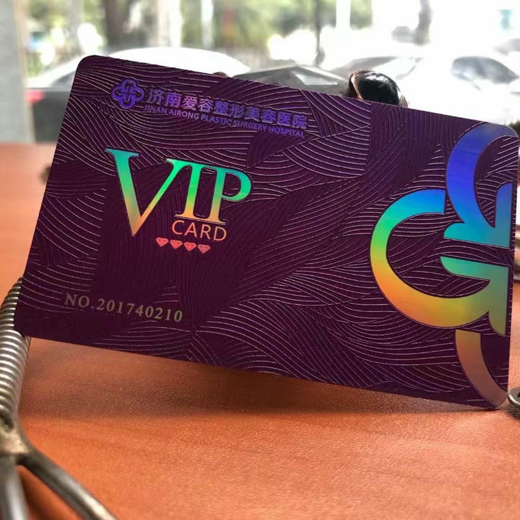 ภาพแสดงบัตร VIP พลาสติกนูนแบบปั๊มนูนสีม่วง พร้อมพื้นผิวลายคลื่นและตัวอักษรฟอยล์สีรุ้ง สำหรับดีไซน์สมาชิกที่สะดุดตา