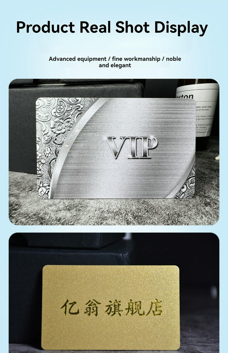 ภาพถ่ายจริงแสดงบัตร VIP สีเงินและบัตรสีทองกลิตเตอร์ที่ผลิตเป็นตัวอย่างบัตรพลาสติกพื้นหลังเมทัลลิกแบบสกรีน