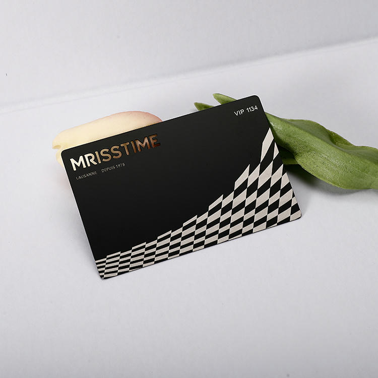 นามบัตรโลหะสีดำพร้อมลายเรขาคณิตตารางหมากรุกและโลโก้ MRISSTIME แสดงดีไซน์สมาชิกระดับหรูหราสมัยใหม่