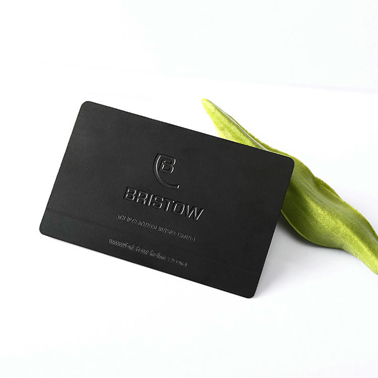 นามบัตรโลหะสีดำด้านพร้อมโลโก้ BRISTOW นูน แสดงการแกะสลักลึกสำหรับลุคหรูหราแบบมินิมอล