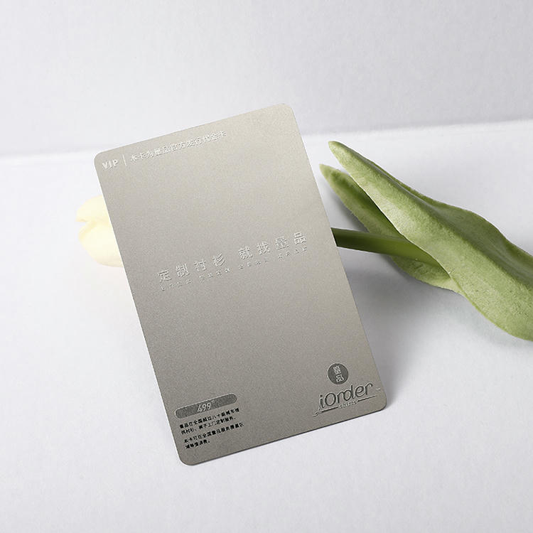 นามบัตรโลหะสีเงินแนวตั้งพร้อมการแกะสลักละเอียดและโลโก้ iorder แสดงเป็นนามบัตรโลหะ สั่งทำ พรีเมียม