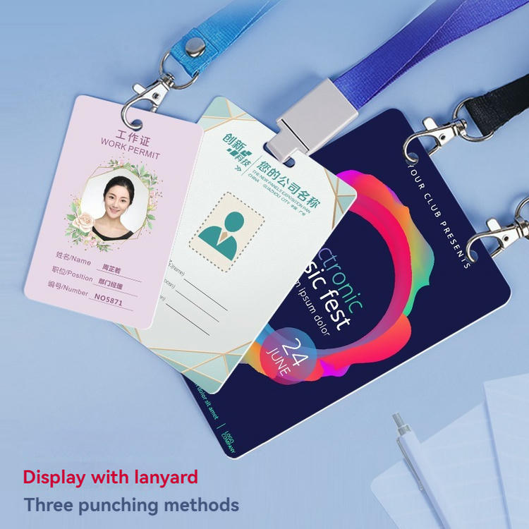 ภาพนี้เน้นโลโก้ที่พิมพ์ของบัตรประจำตัวและบัตรเข้าใช้ PVC สั่งทำปลอดภัย ID สำหรับการใช้งานด้านบัตรพลาสติก.